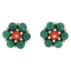 Orecchini a clip contemporanei con malachite, corallo rosso sardo e diamanti, in oro 14 carati