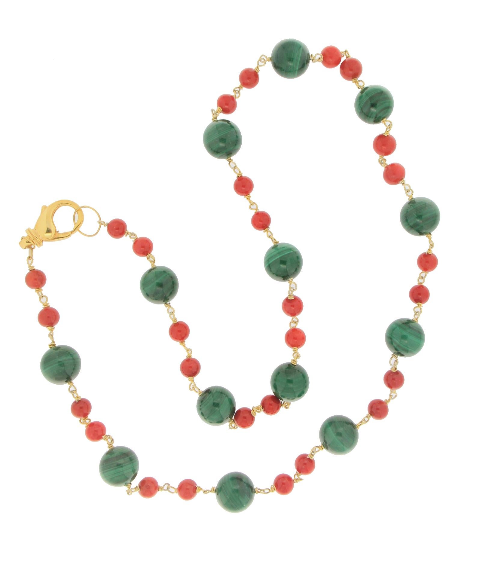 Handcraft Malachite 18 Karat Yellow Gold Coral Beaded Necklace In New Condition For Sale In Marcianise, IT