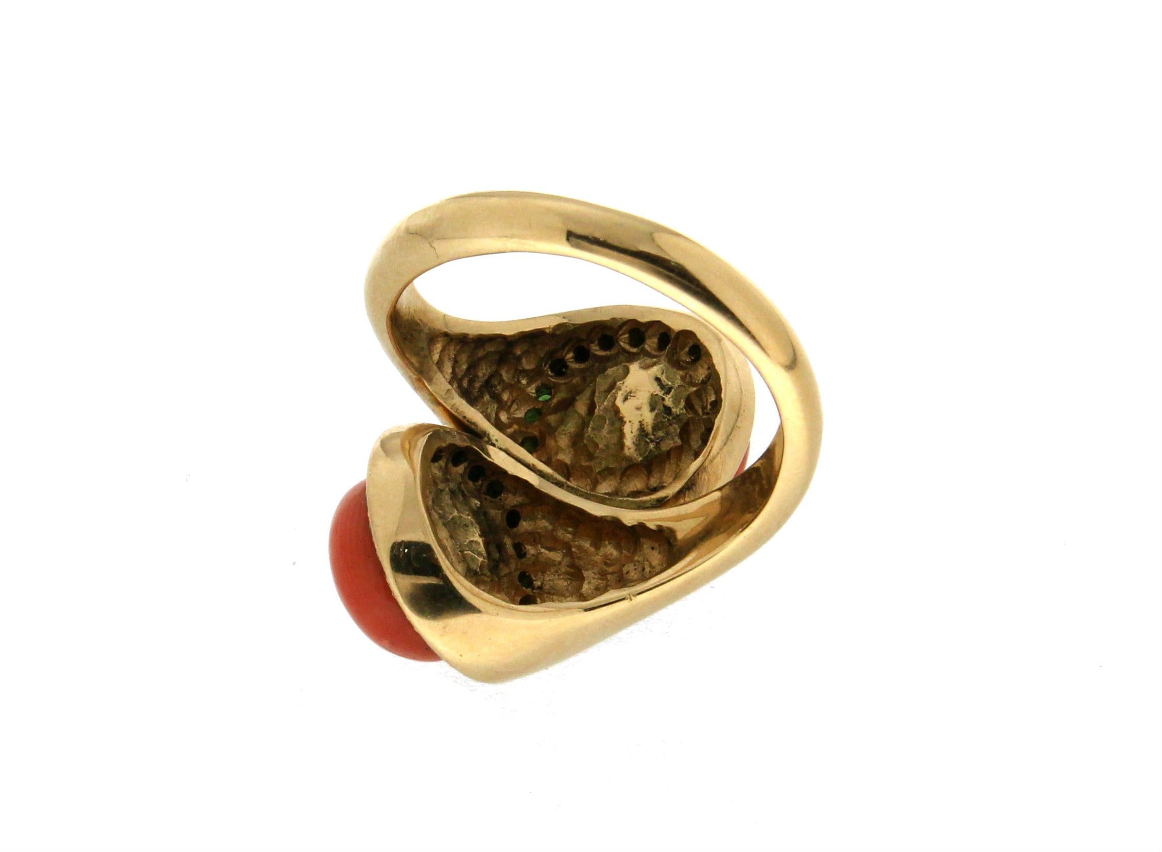 Handcraft Mediterranean Coral 18 Karat Yellow Gold Tsavorite Cocktail Ring In New Condition For Sale In Marcianise, IT