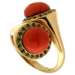 Bague cocktail artisanale en corail méditerranéen et or jaune 18 carats avec tsavorite