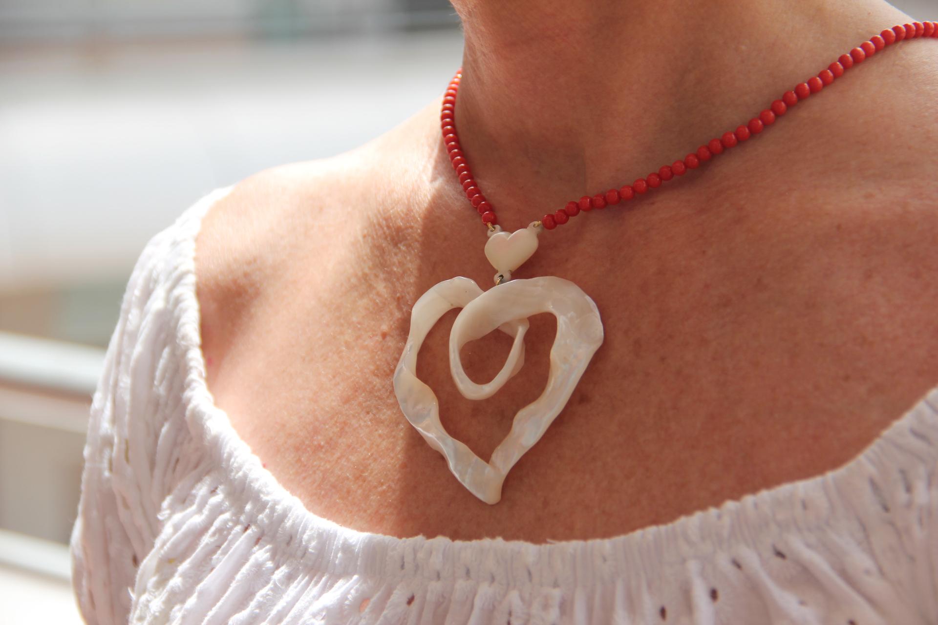 Handgefertigte Perlmutt Herz Halskette mit Korallenperlen-Anhänger aus 18 Karat Gelbgold im Angebot 4