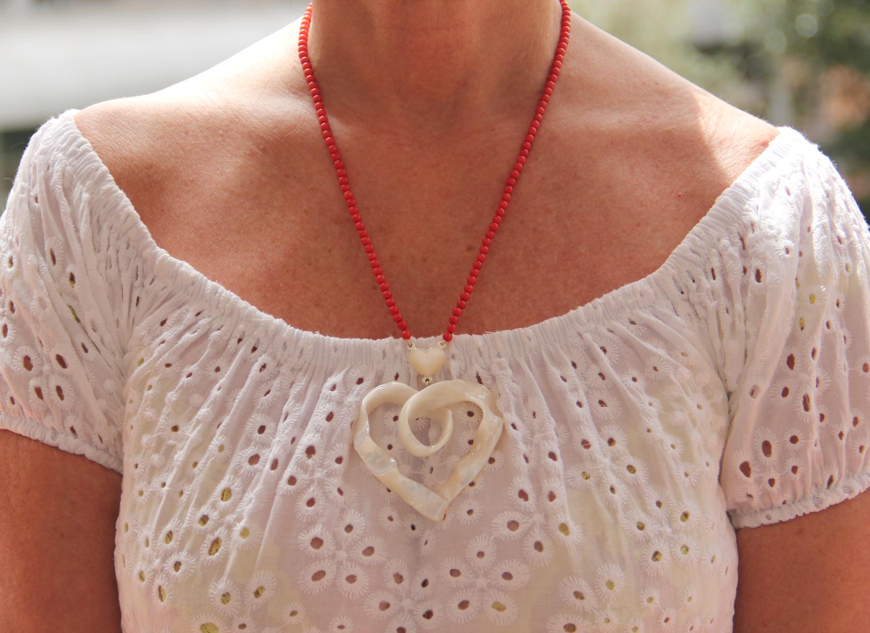 Handgefertigte Perlmutt Herz Halskette mit Korallenperlen-Anhänger aus 18 Karat Gelbgold im Angebot 5