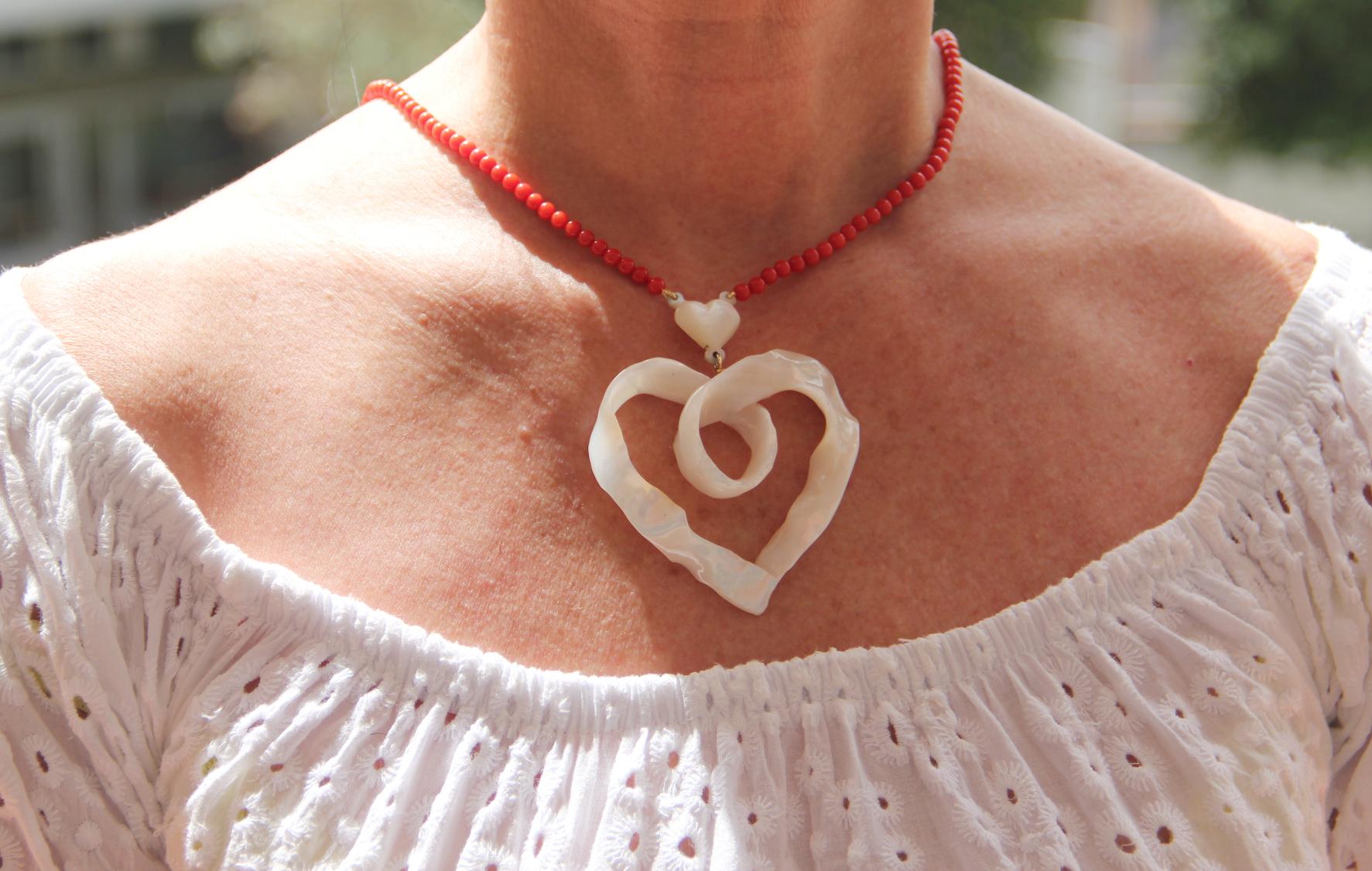 Handgefertigte Perlmutt Herz Halskette mit Korallenperlen-Anhänger aus 18 Karat Gelbgold im Angebot 6