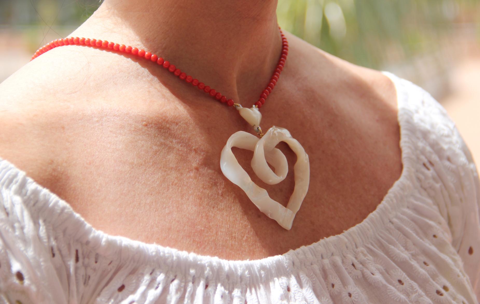 Handgefertigte Perlmutt Herz Halskette mit Korallenperlen-Anhänger aus 18 Karat Gelbgold im Angebot 7