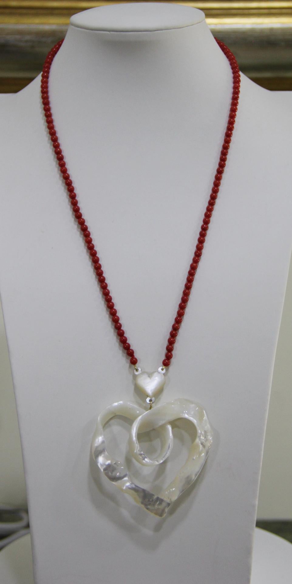 Handgefertigte Perlmutt Herz Halskette mit Korallenperlen-Anhänger aus 18 Karat Gelbgold (Kunsthandwerker*in) im Angebot