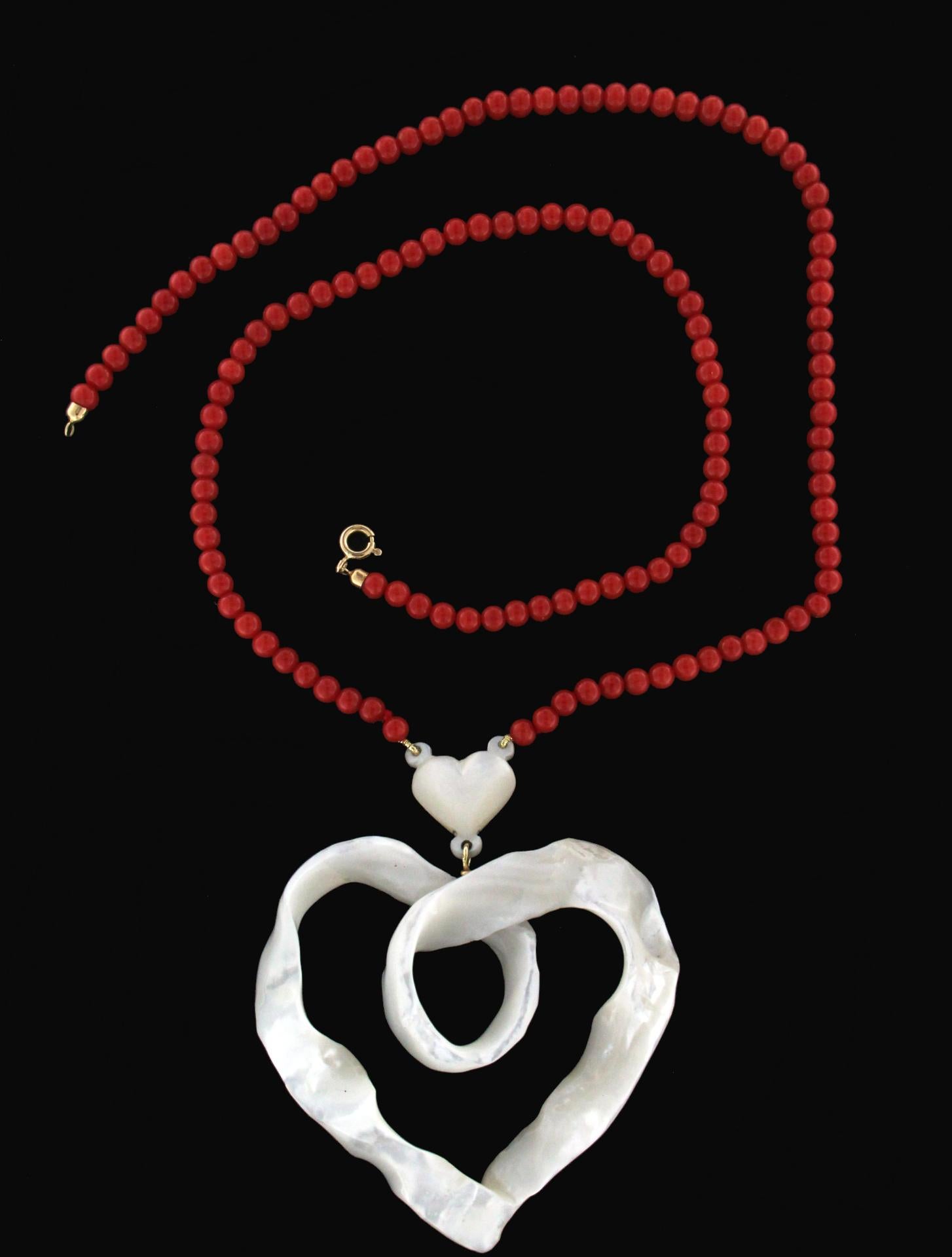 Non taillé Collier pendentif artisanal en forme de cœur en or jaune 18 carats avec perles de nacre et corail en vente