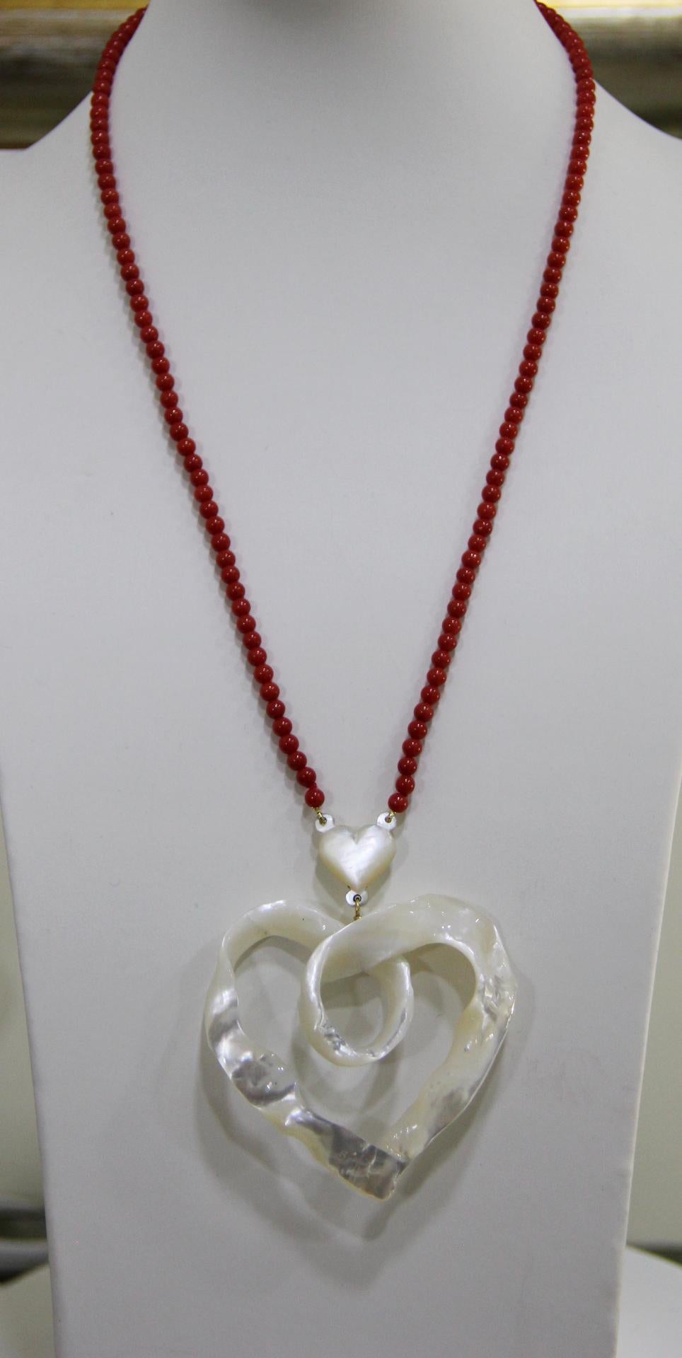 Handcraft Mother of Pearl Heart 18 Karat Yellow Gold Coral Bead Pendant Necklace In New Condition For Sale In Marcianise, IT