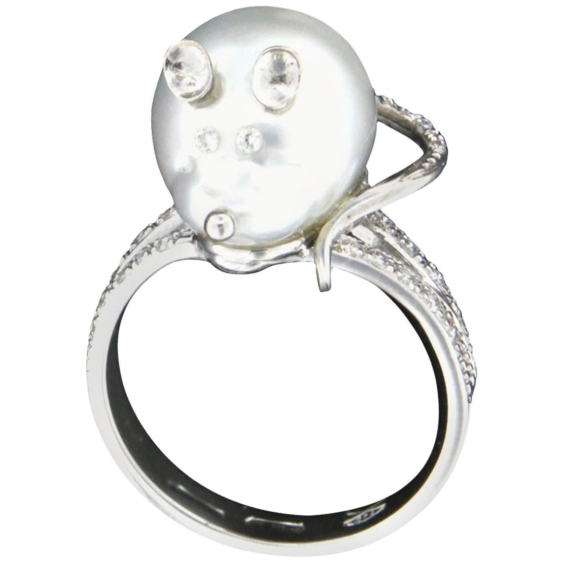 Anillo de cóctel de oro blanco de 18 quilates con diamantes de perlas australianas y cara de ratón hecho a mano