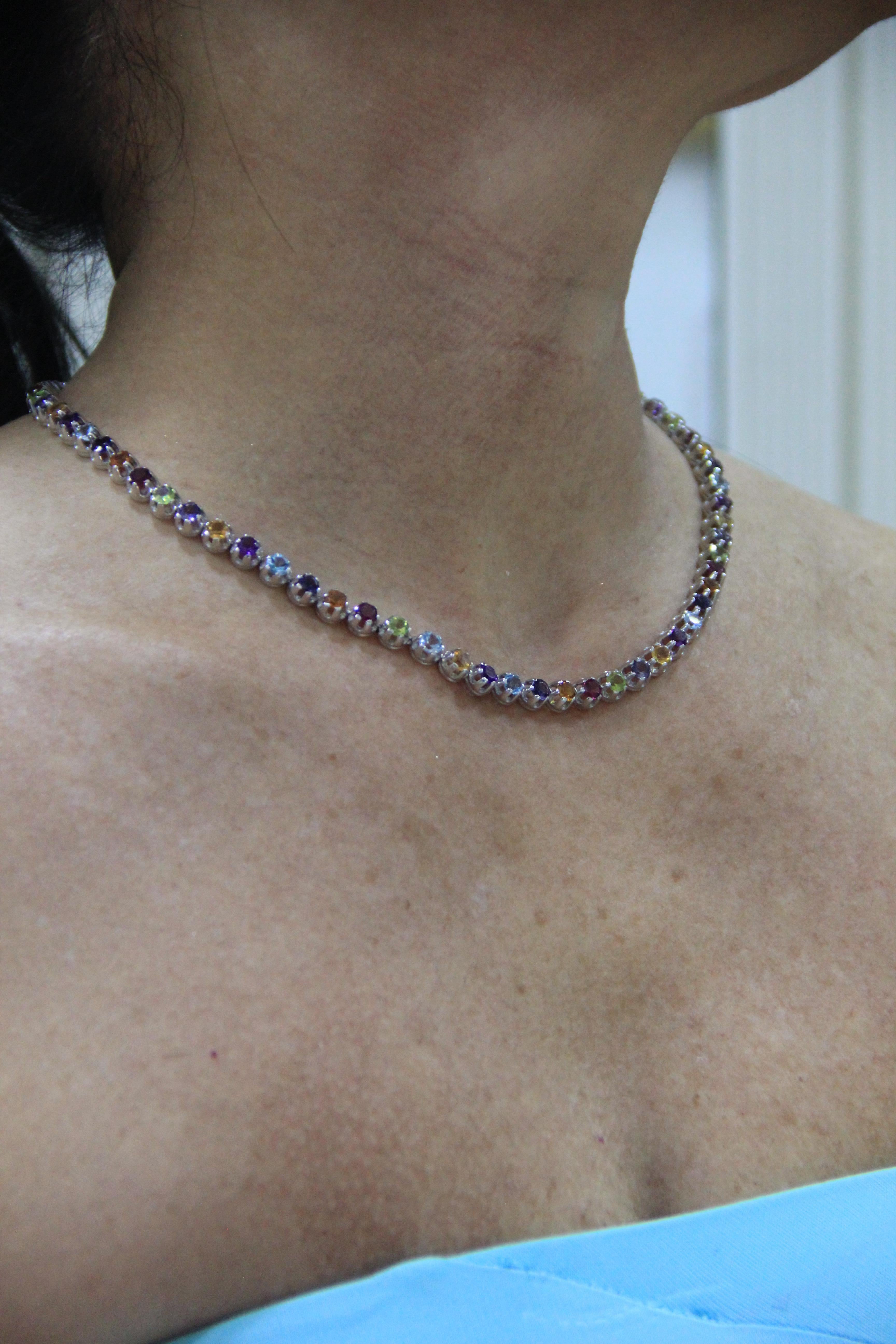 Collana girocollo artigianale in oro bianco 18 carati multicolore in vendita 4