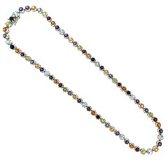 Collier ras du cou artisanal en or blanc 18 carats multicolore