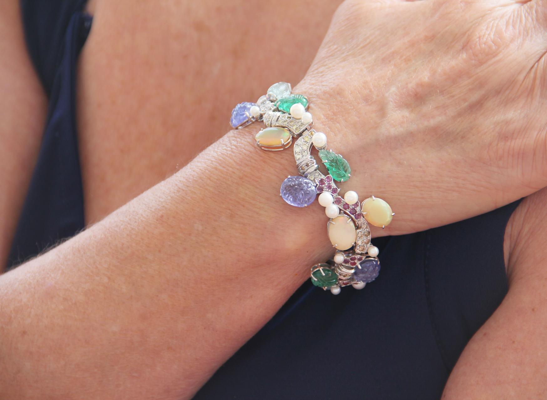Bracelet manchette artisanal en or blanc 18 carats et diamants multicolores en vente 9