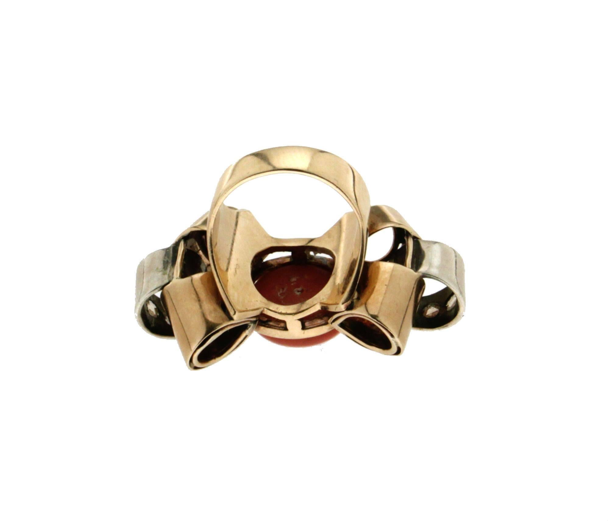 Anello da cocktail in corallo naturale artigianale in oro giallo 14 carati con diamanti in vendita 3