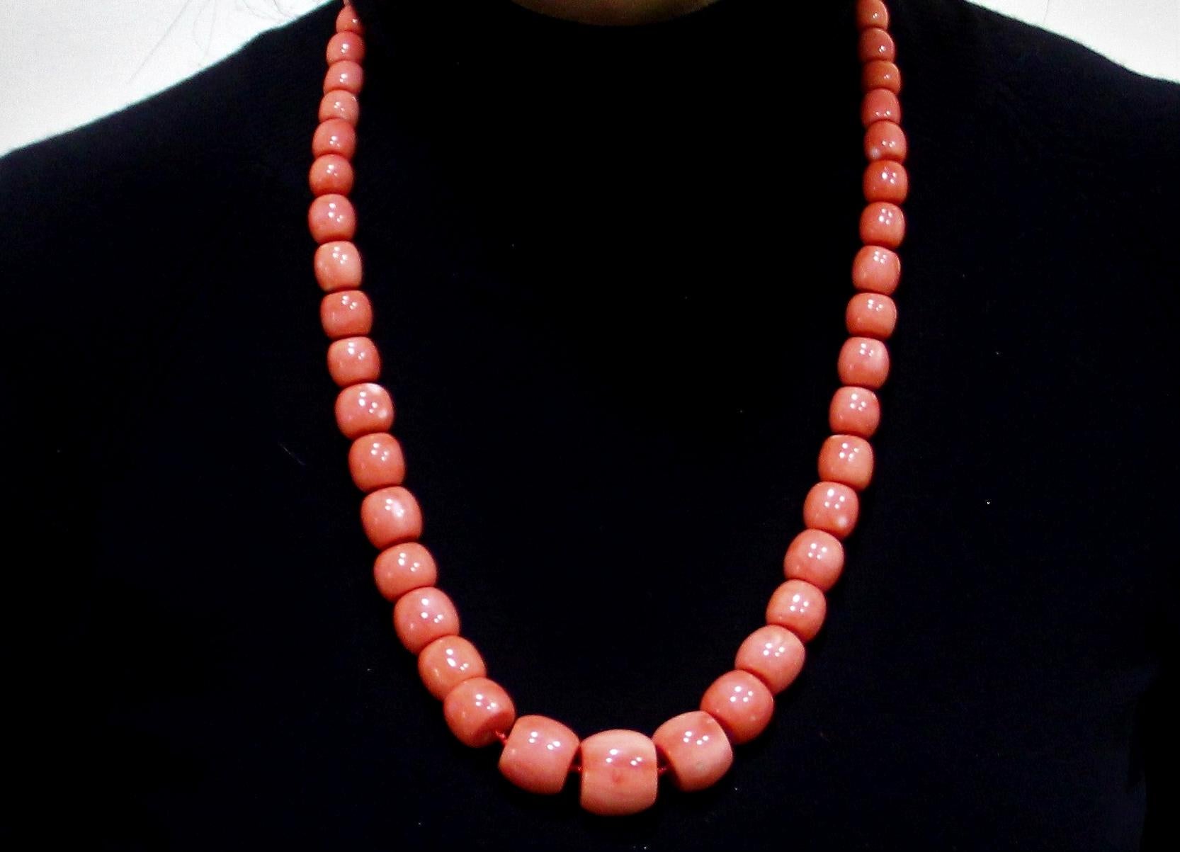 Handcraft Natural Coral  steel Clasp Rope Necklace In New Condition For Sale In Marcianise, IT