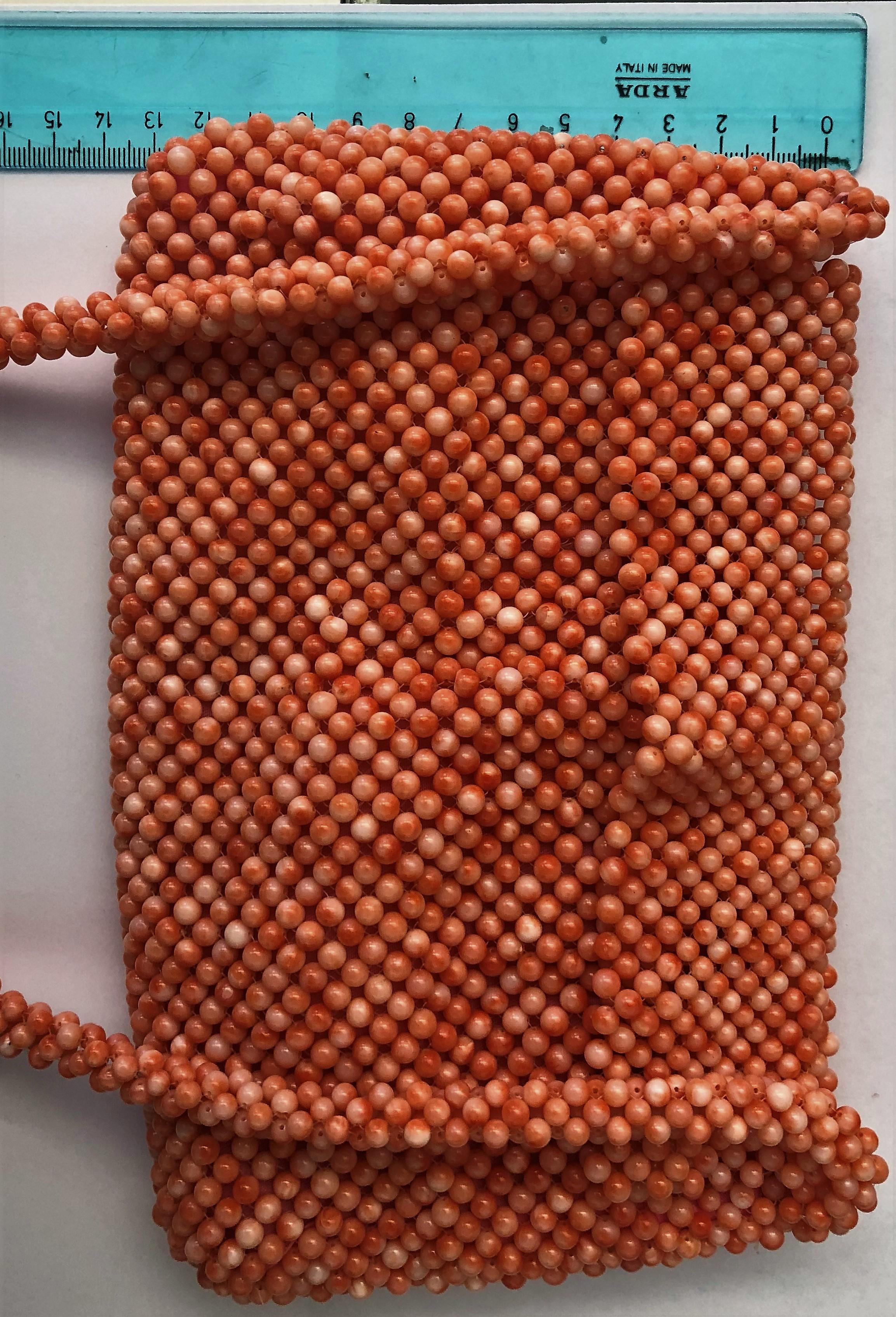 Artisan Sac tissé à la main en perles de corail naturel, fabrication artisanale en vente