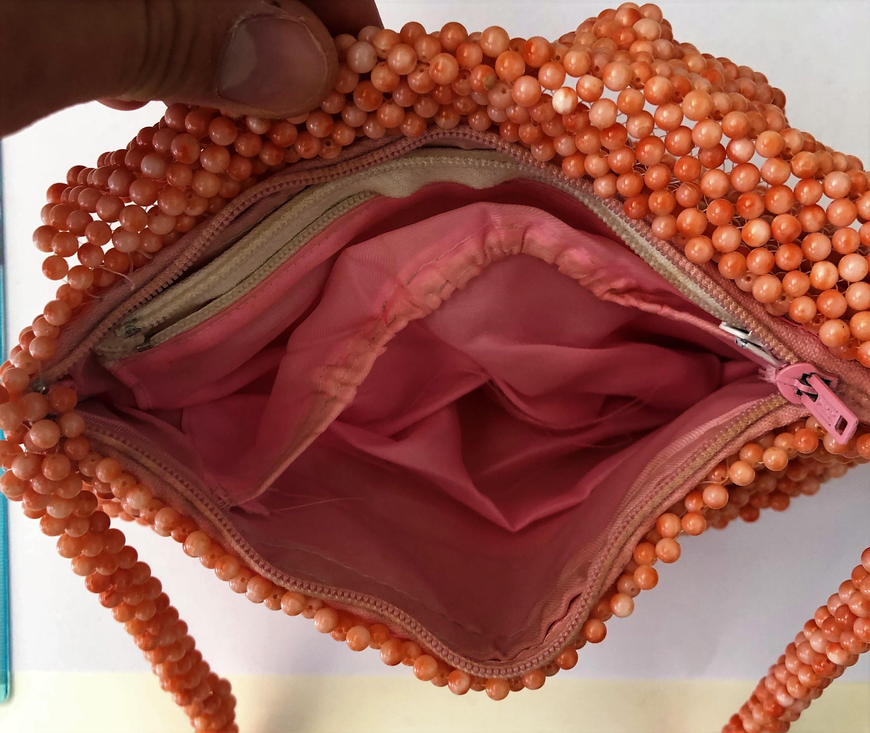 Handgewebte Tasche aus natürlicher Koralle mit Perlenstickerei für Damen oder Herren im Angebot