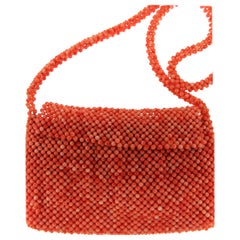 Bolsa tejida a mano con cuentas de coral natural