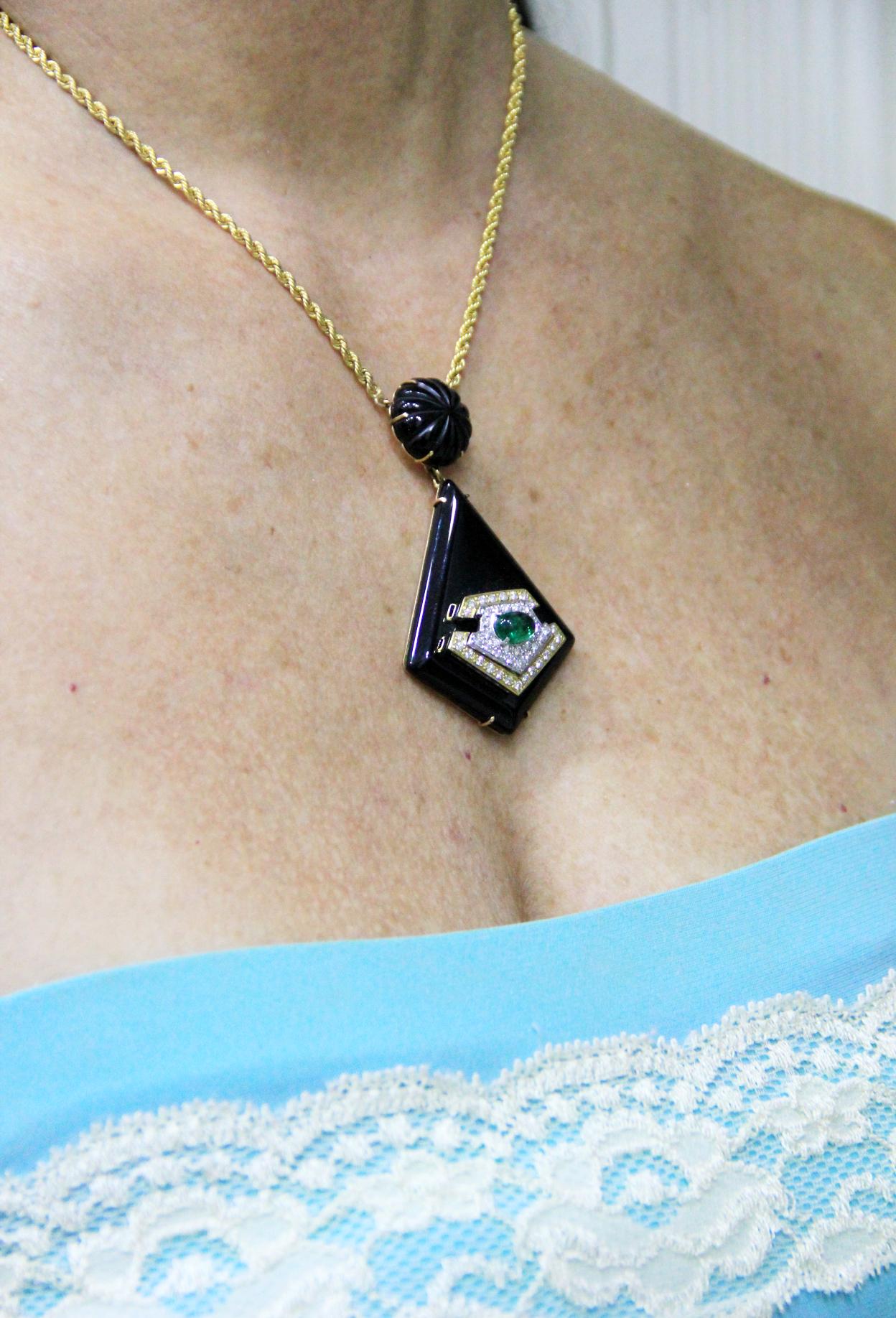 Collana con ciondolo di smeraldo in oro giallo e bianco 18 carati con diamanti, realizzata a mano. in vendita 2