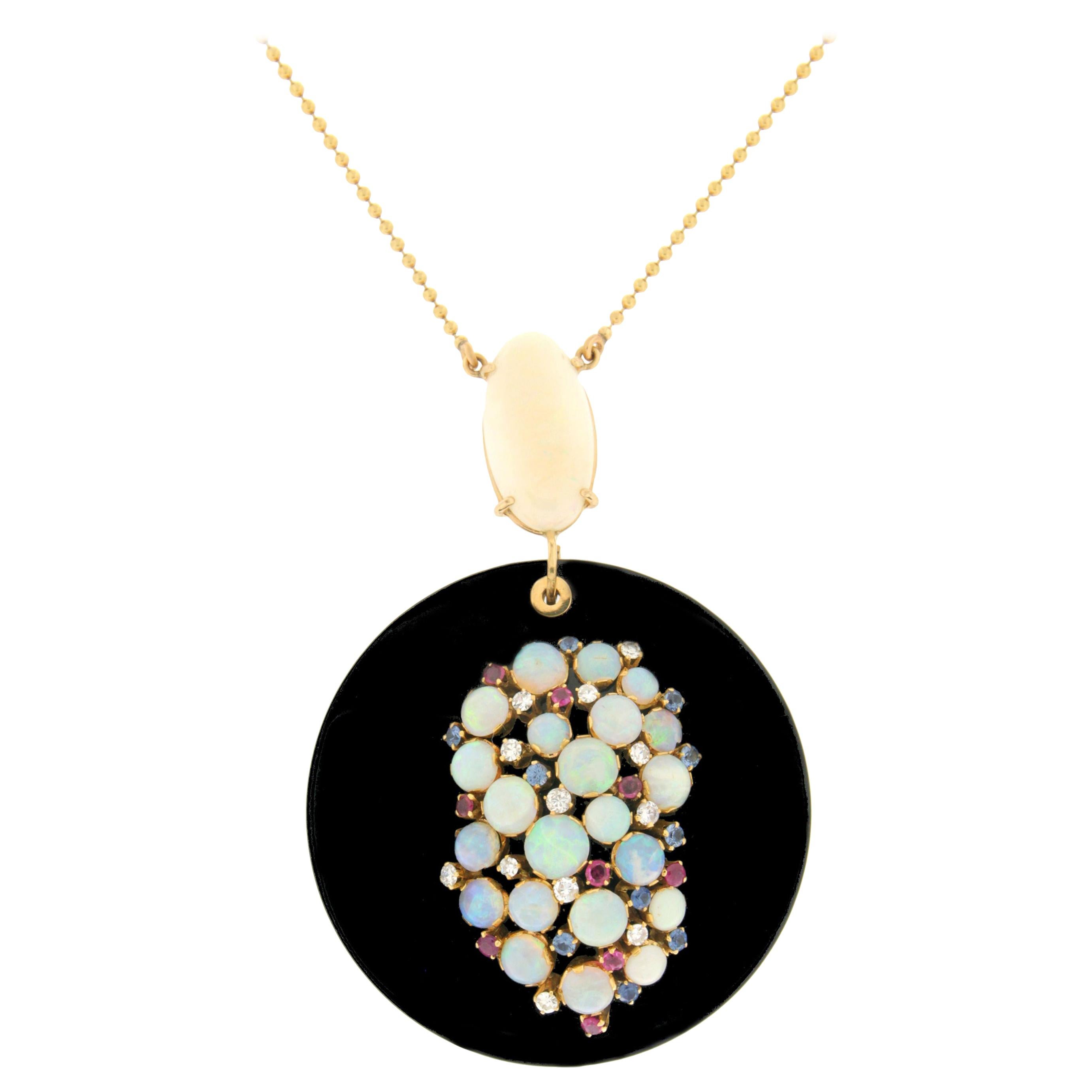 Collier goutte artisanal en or jaune 18 carats, onyx, diamants, opale, saphirs et rubis