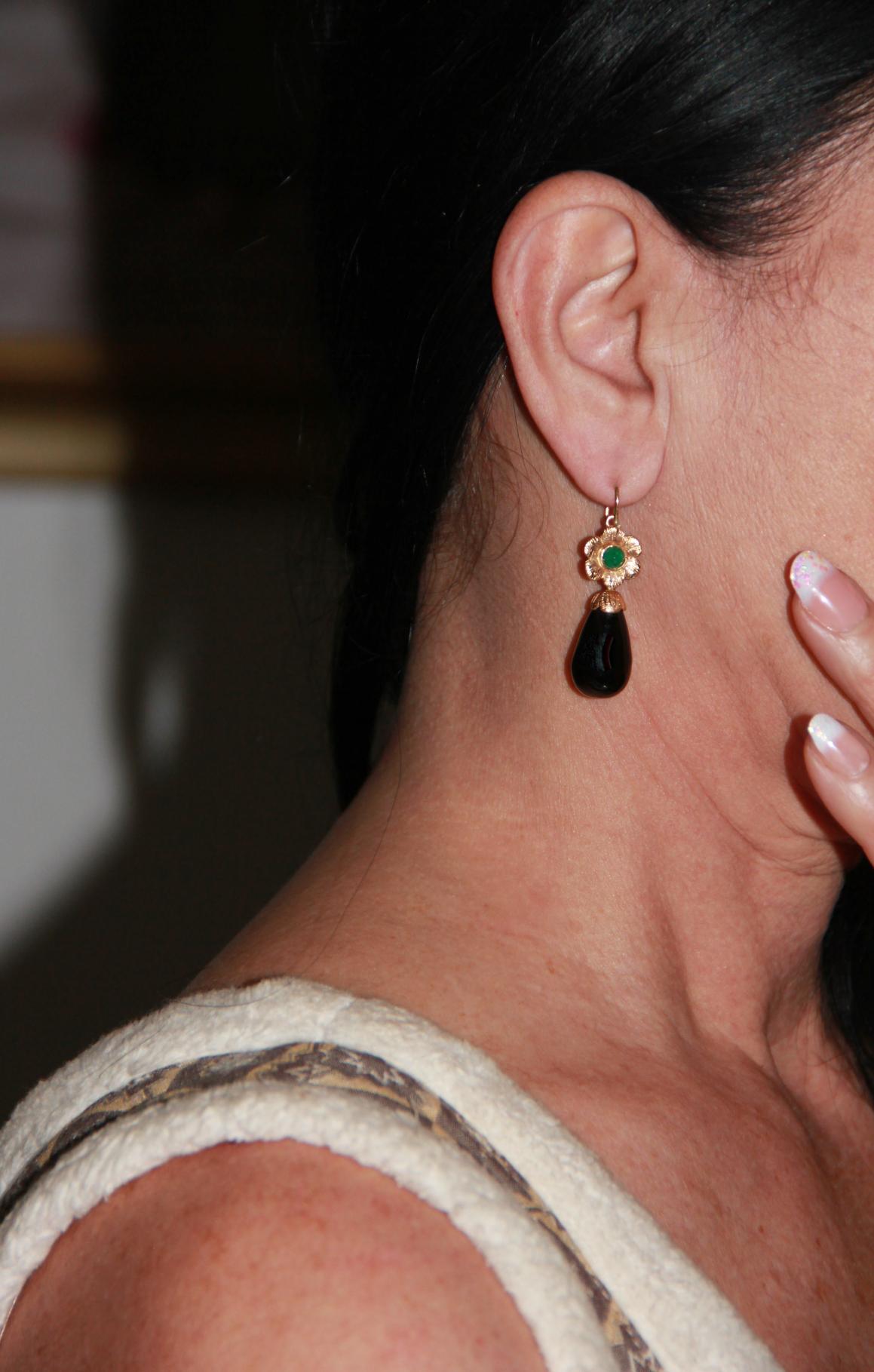 Handcraft Onyx 18 Karat Yellow Gold Emerald Drop Earrings For Sale 2