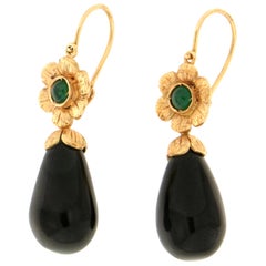 Boucles d'oreilles en goutte artisanales en or jaune 18 carats avec onyx et émeraudes