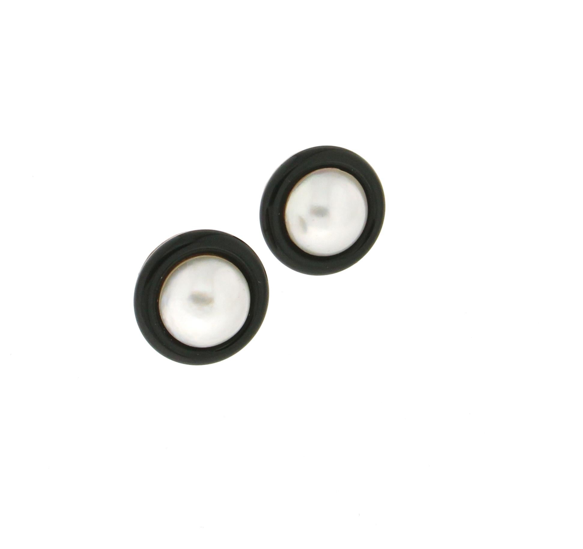 9 karat yellow gold stud earrings. Handmade by our artisans assembled with mother-of-pearls and round onyx

Earrings total weight 7.30 grams