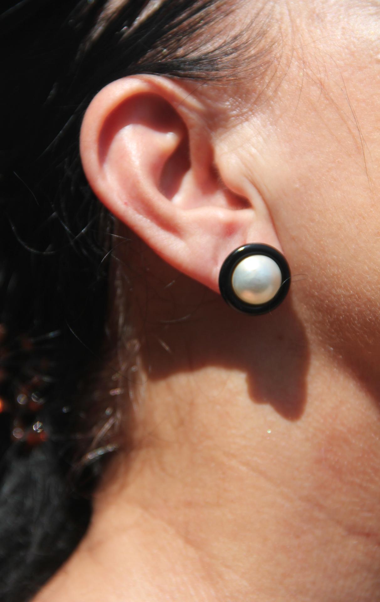 Handcraft Onyx 9 Karat Yellow Gold Mother of Pearls Stud Earrings 1