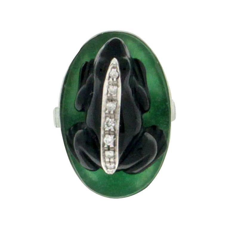 Bague cocktail artisanale grenouille en onyx et or blanc 18 carats avec diamants et aventurine