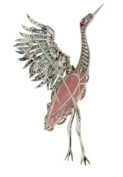 Opale artigianale in oro bianco 18 carati con diamanti, smeraldi, zaffiri, rubino, spilla a forma di cigno