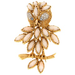 Broche hibou artisanale en or jaune 14 carats avec diamants, corail et saphirs