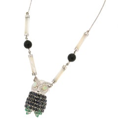 Collier pendentif hibou artisanal en or blanc 18 carats avec diamants, saphirs et opale