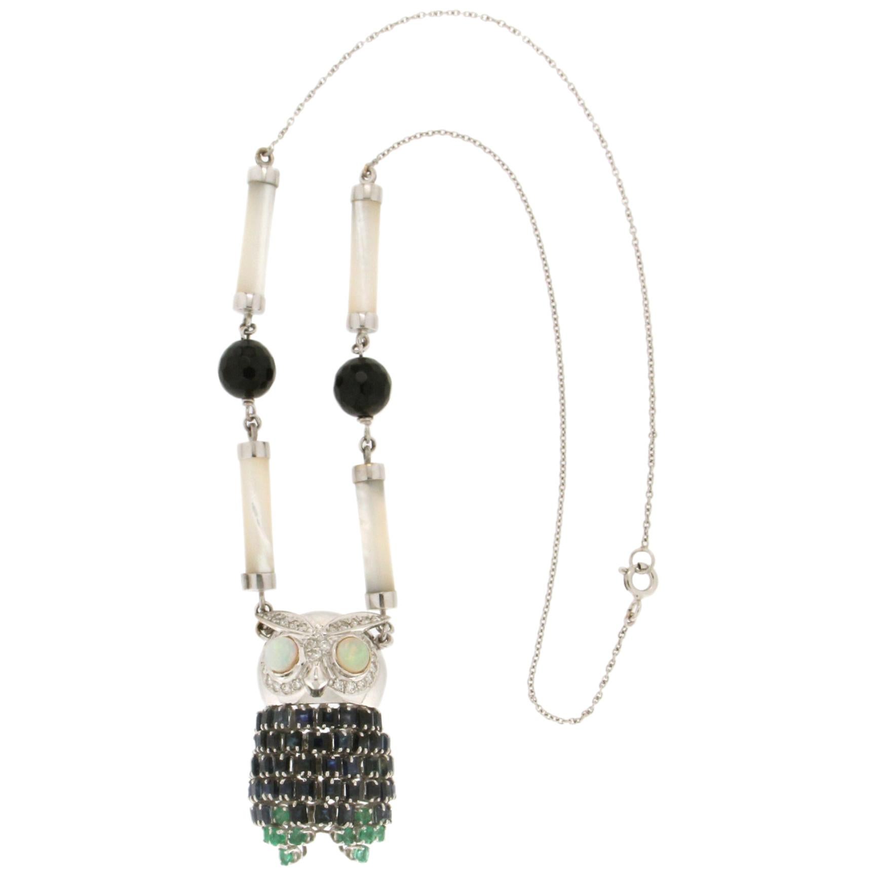 Collier pendentif hibou artisanal en or blanc 18 carats avec diamants, saphirs et opale
