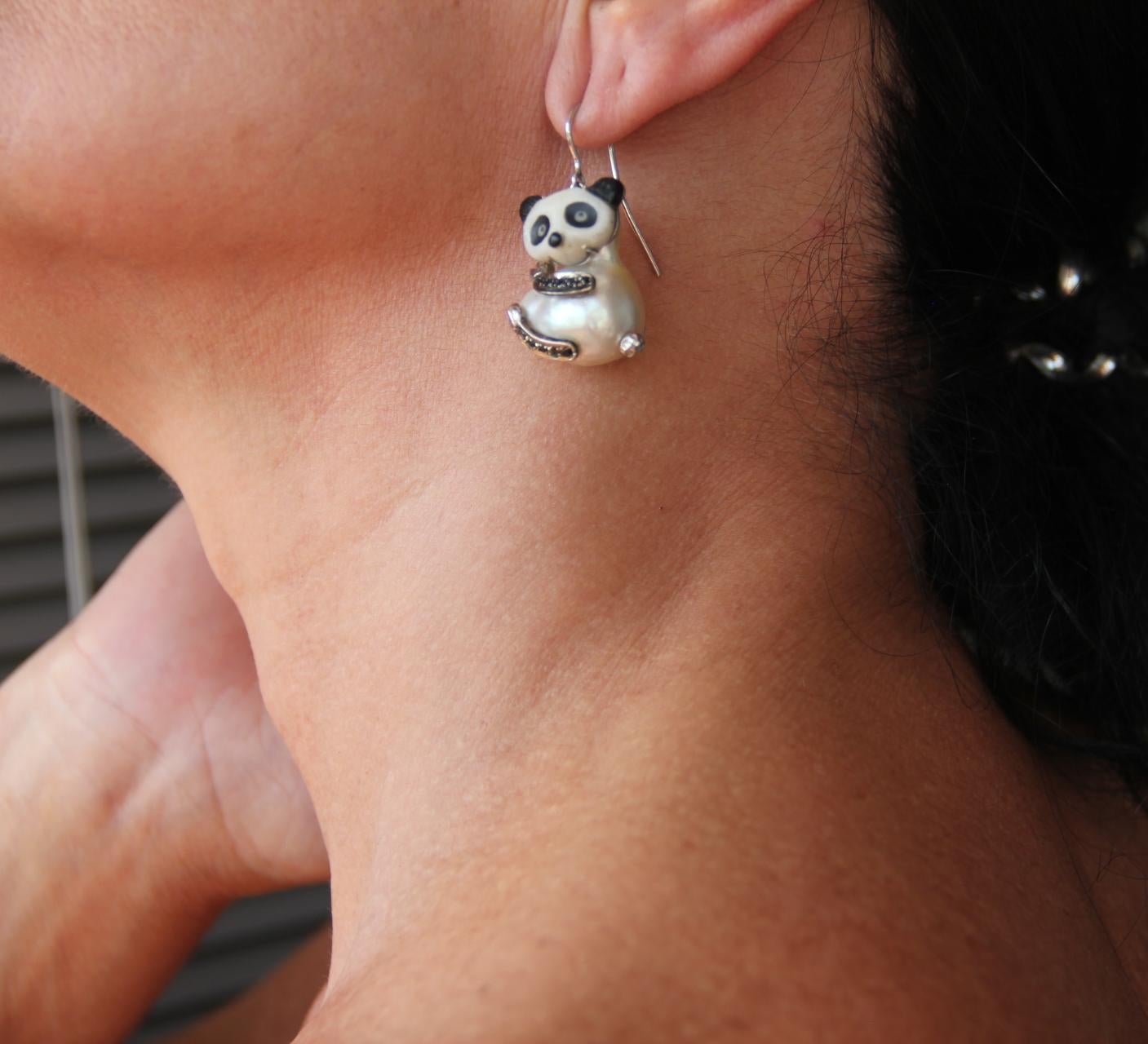 Taille brillant Boucles d'oreilles en goutte Panda en or blanc 18 carats, diamants et perles, fabrication artisanale en vente