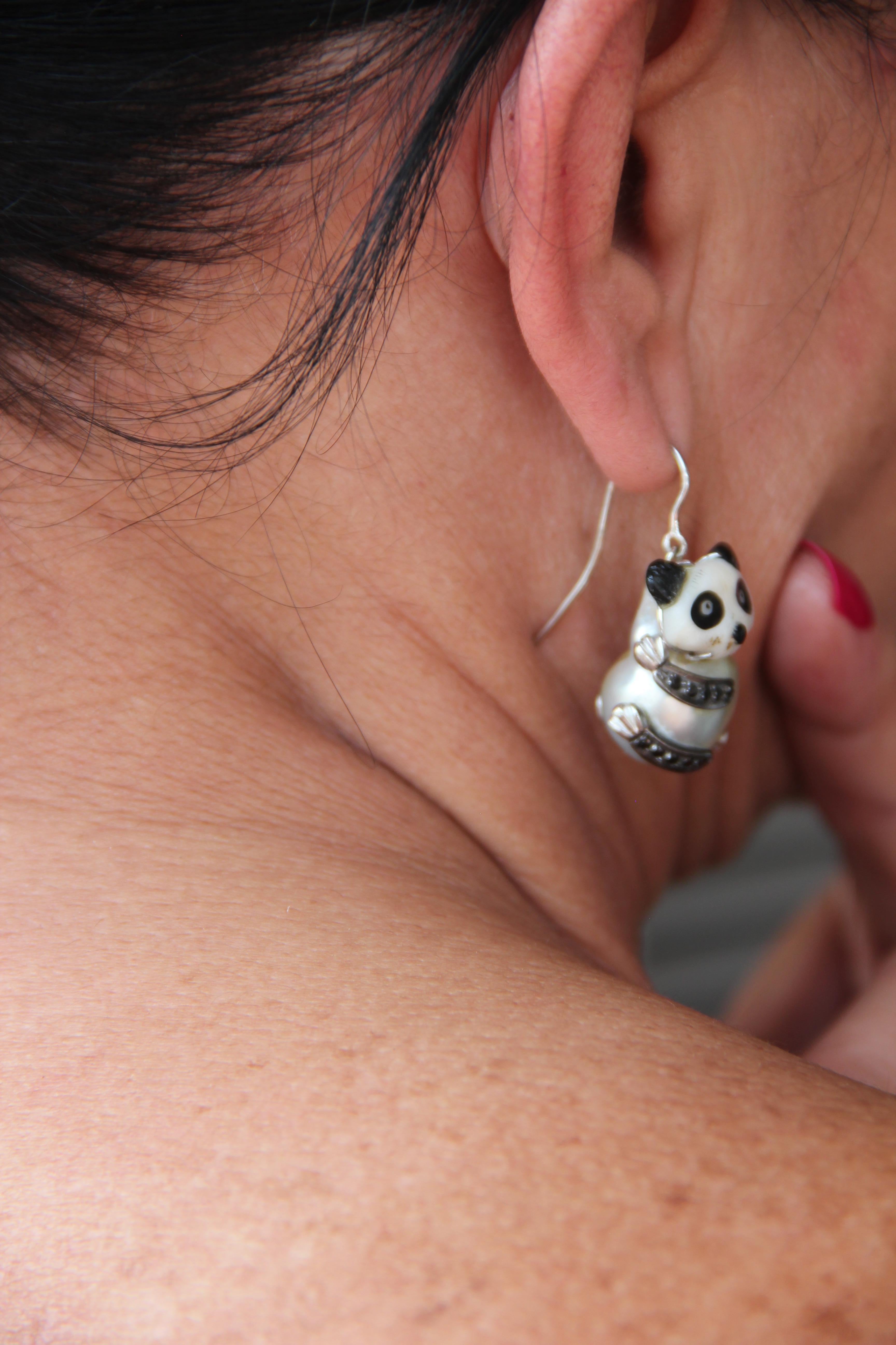 Boucles d'oreilles en goutte Panda en or blanc 18 carats, diamants et perles, fabrication artisanale en vente 1