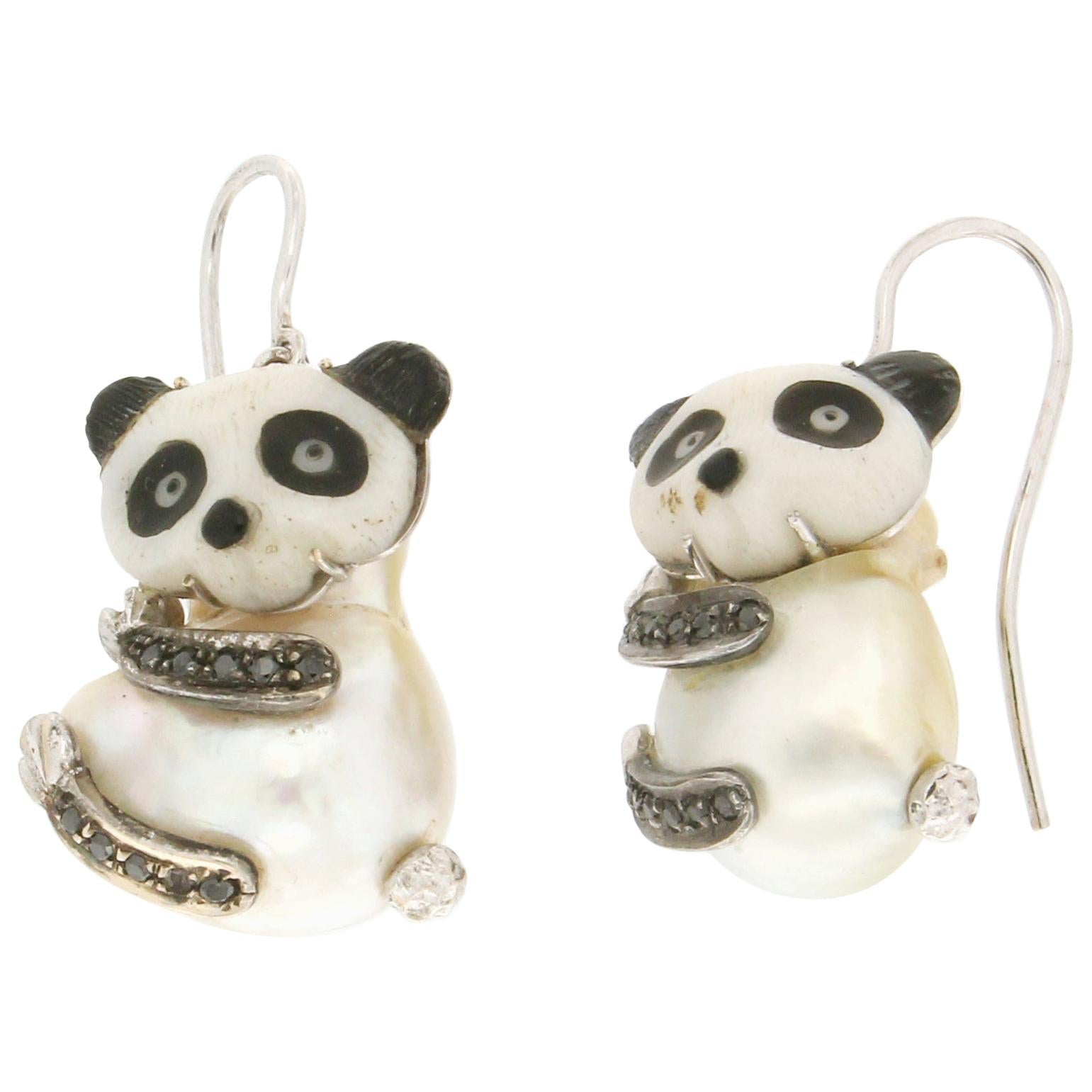 Handgefertigte Panda-Tropfenohrringe aus 18 Karat Weißgold mit Diamanten und Perlen im Angebot