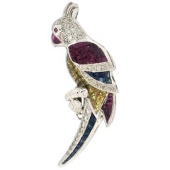 Broche artisanale perroquet en or blanc 18 carats avec diamants et saphirs