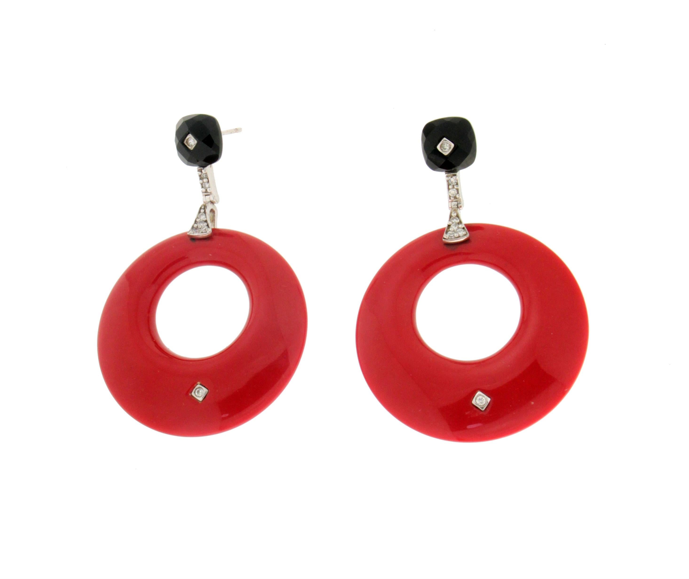 925 karat silver drop earrings. Handmade by our artisans assembled with red hard stones,onyx and cubic zirconia

Earrings total weight 15.40 grams