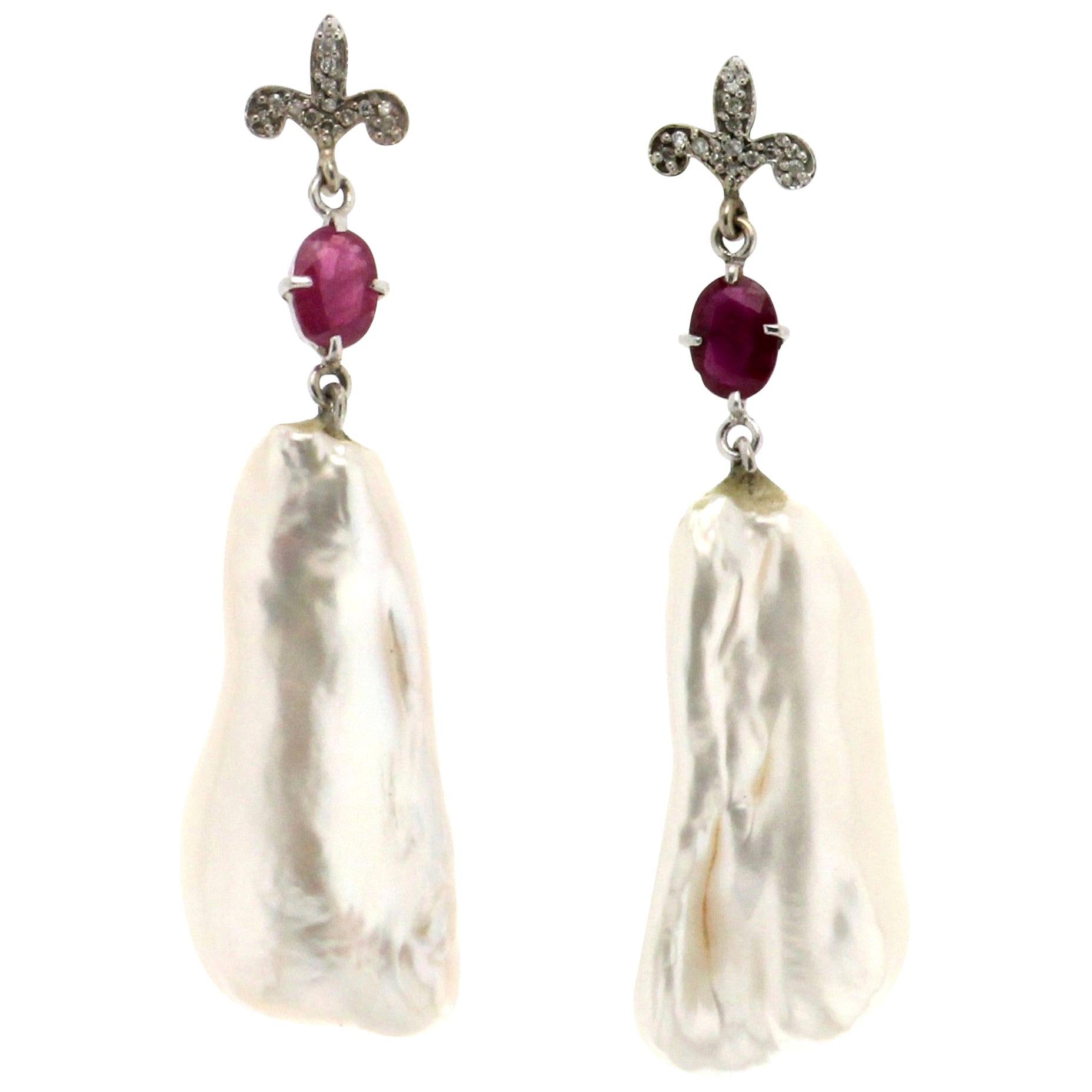 Pendants d'oreilles artisanaux en or blanc 18 carats avec perles baroques et diamants en rubis