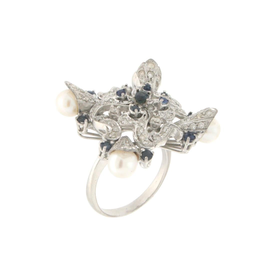 Anillo de cóctel artesanal de oro blanco de 18 quilates con diamantes y zafiros