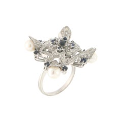 Bague cocktail artisanale en or blanc 18 carats avec perles, saphirs et diamants