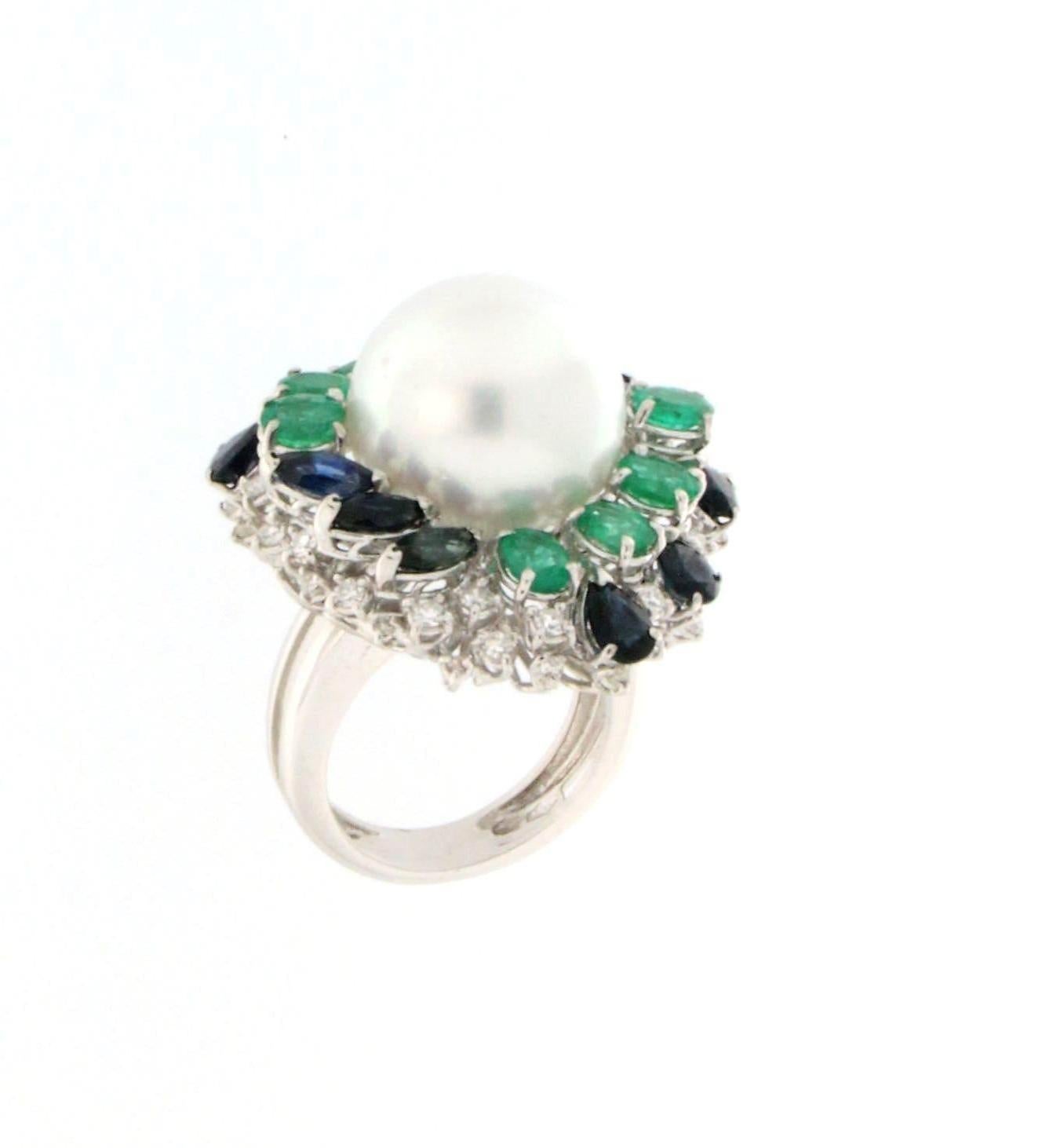 Handcraft Pearl 18 Karat White Gold Sapphires Emeralds Diamonds Cocktail Ring In New Condition In Marcianise, IT