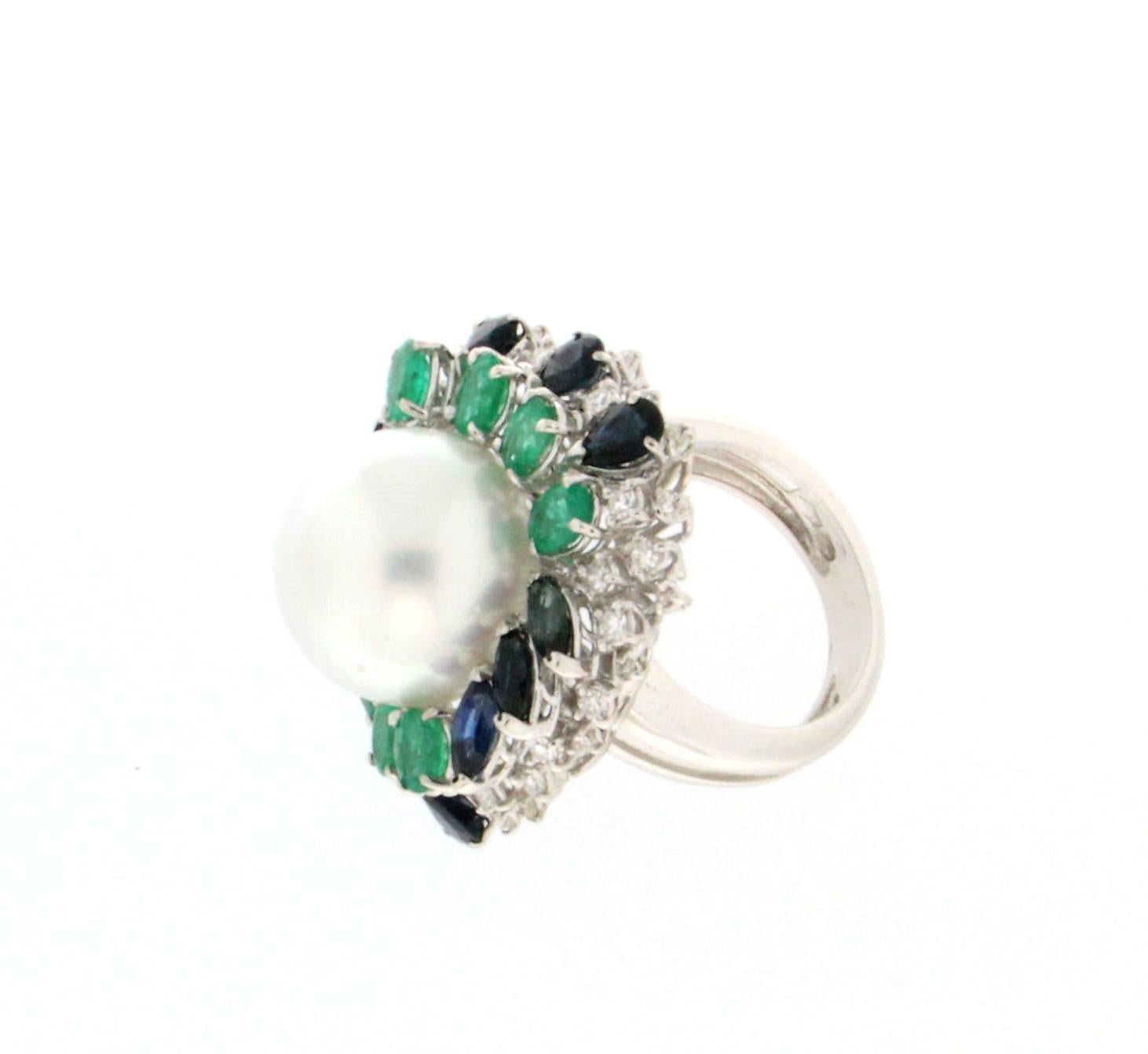 Handcraft Pearl 18 Karat White Gold Sapphires Emeralds Diamonds Cocktail Ring In New Condition For Sale In Marcianise, IT