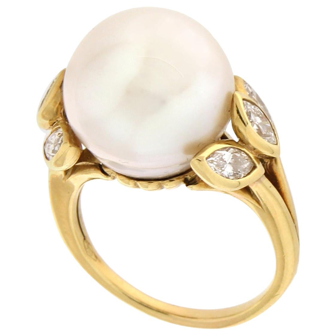 Anillo de cóctel artesanal de perlas y diamantes en oro amarillo de 18 quilates