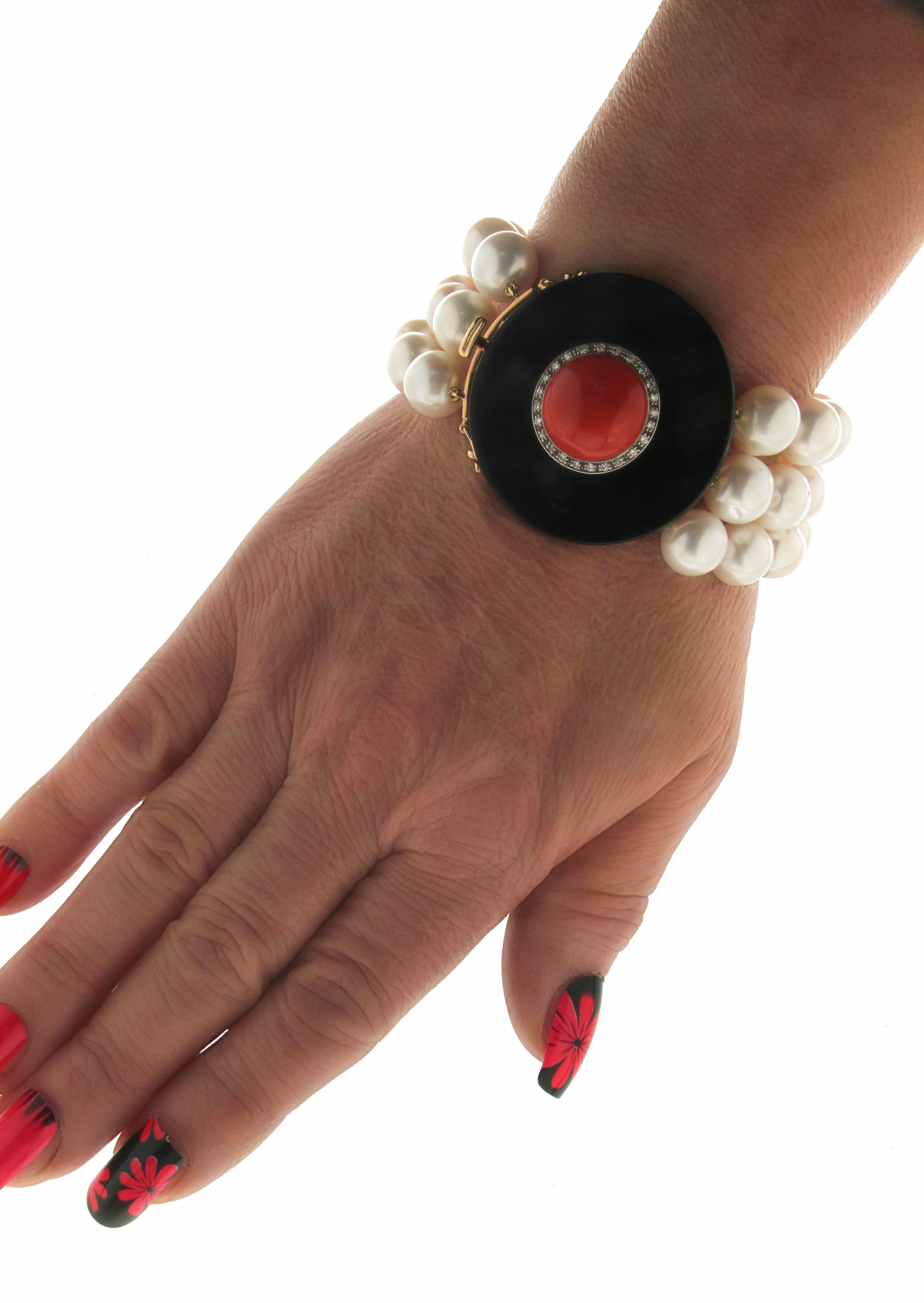 Bracciale artigianale con perle in oro giallo 14 carati e diamanti in onice e corallo in vendita 1