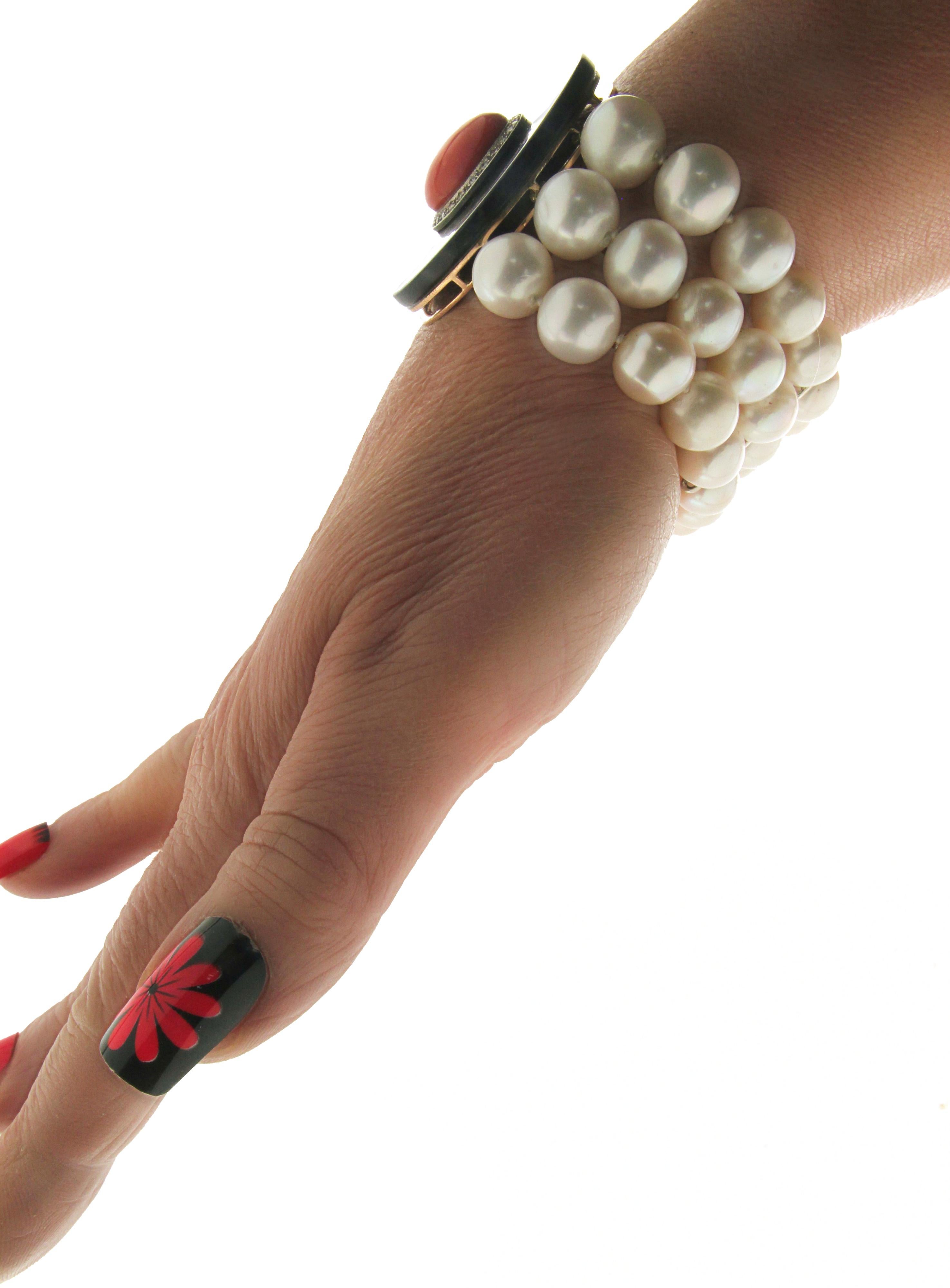 Bracciale artigianale con perle in oro giallo 14 carati e diamanti in onice e corallo in vendita 2