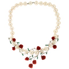 Collier ras du cou artisanal en or blanc 18 carats, perles, diamants et corail