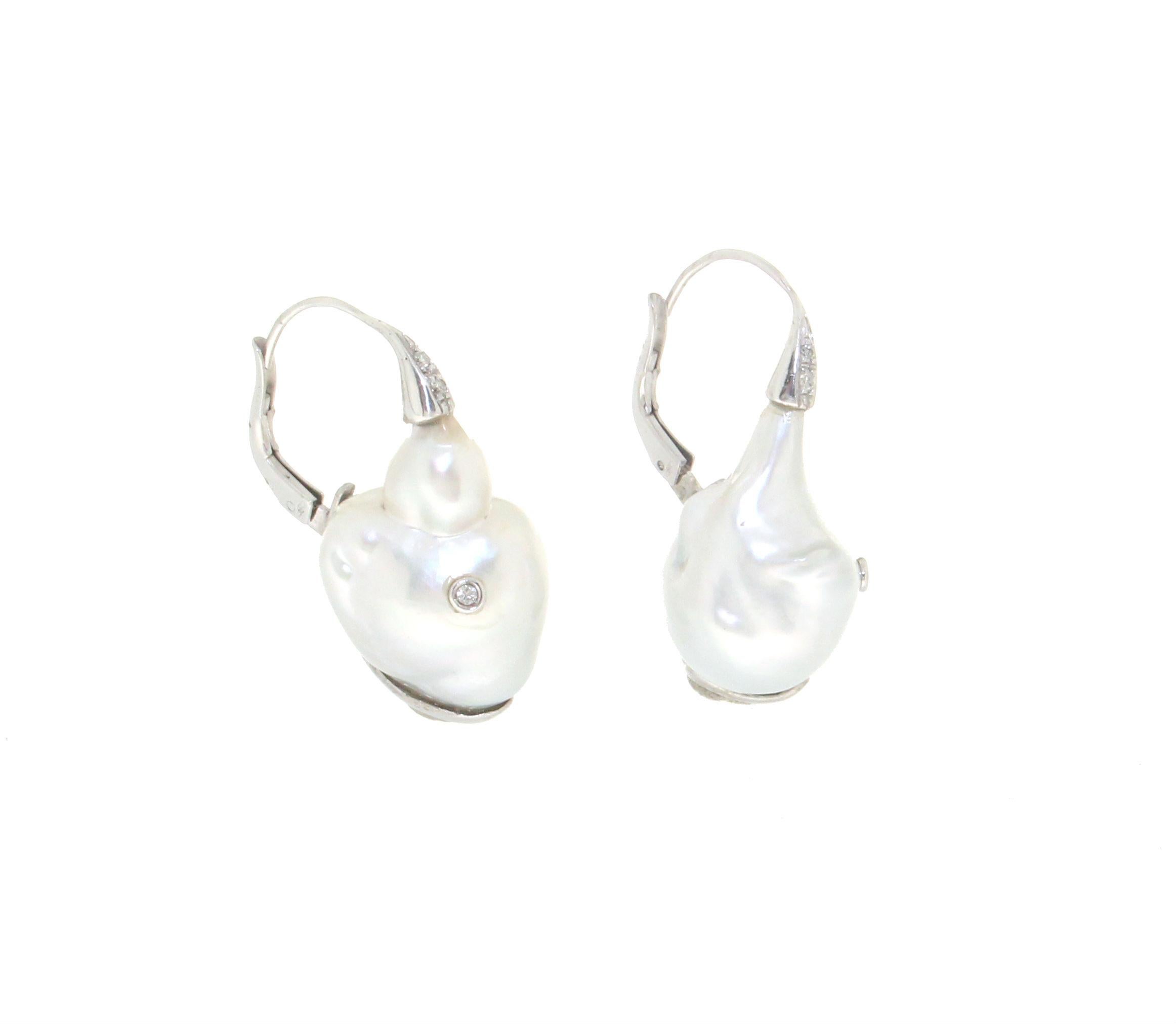 Boucles d'oreilles pendantes artisanales en or blanc 18 carats avec perles baroques australiennes et diamants Unisexe en vente