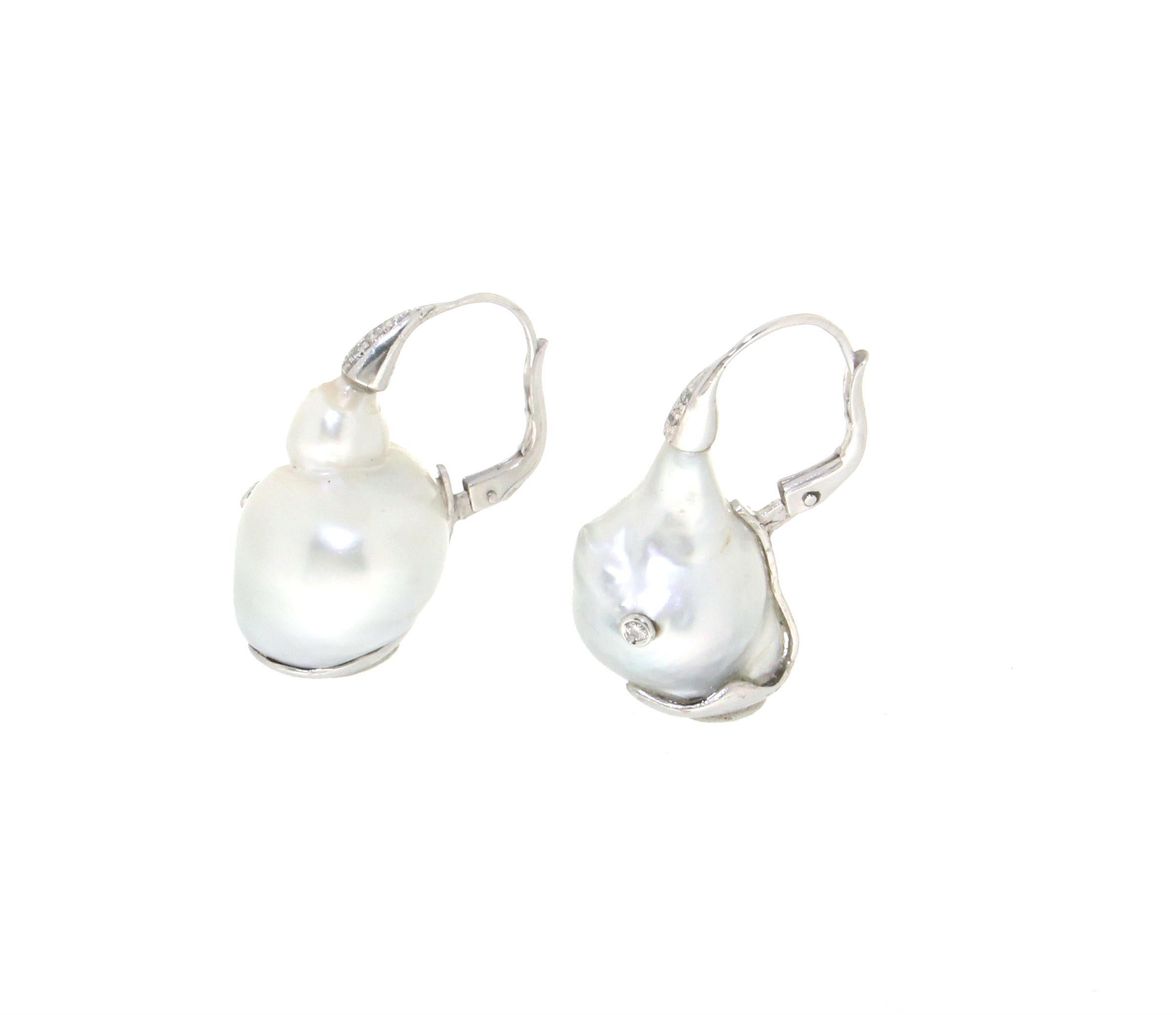 Boucles d'oreilles pendantes artisanales en or blanc 18 carats avec perles baroques australiennes et diamants en vente 1