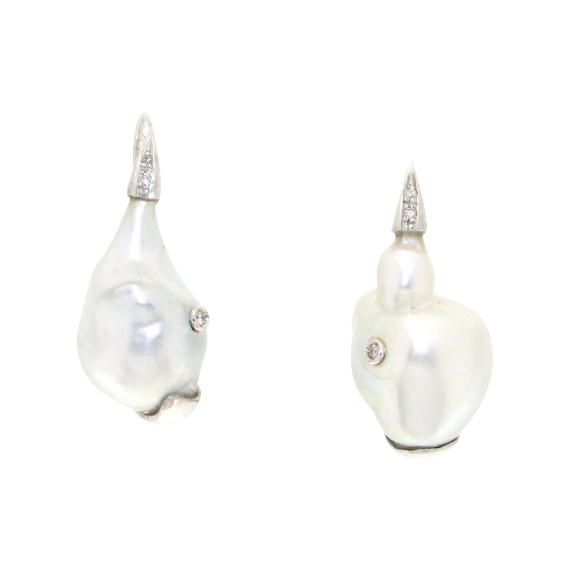 Boucles d'oreilles pendantes artisanales en or blanc 18 carats avec perles baroques australiennes et diamants