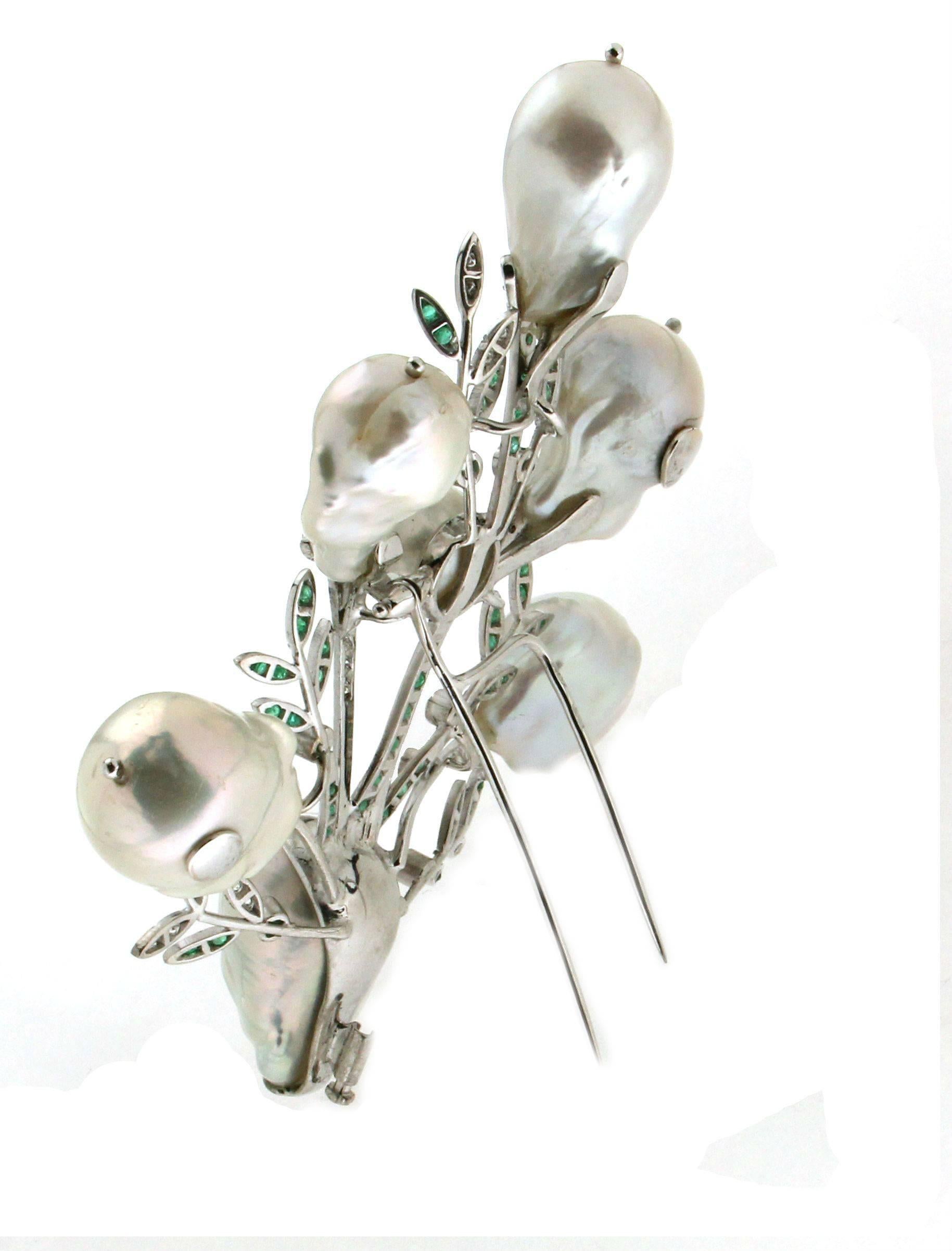 Handcraft Australian Baroque Pearls 18 Karat White Gold Emeralds Diamonds Brooch In New Condition For Sale In Marcianise, IT