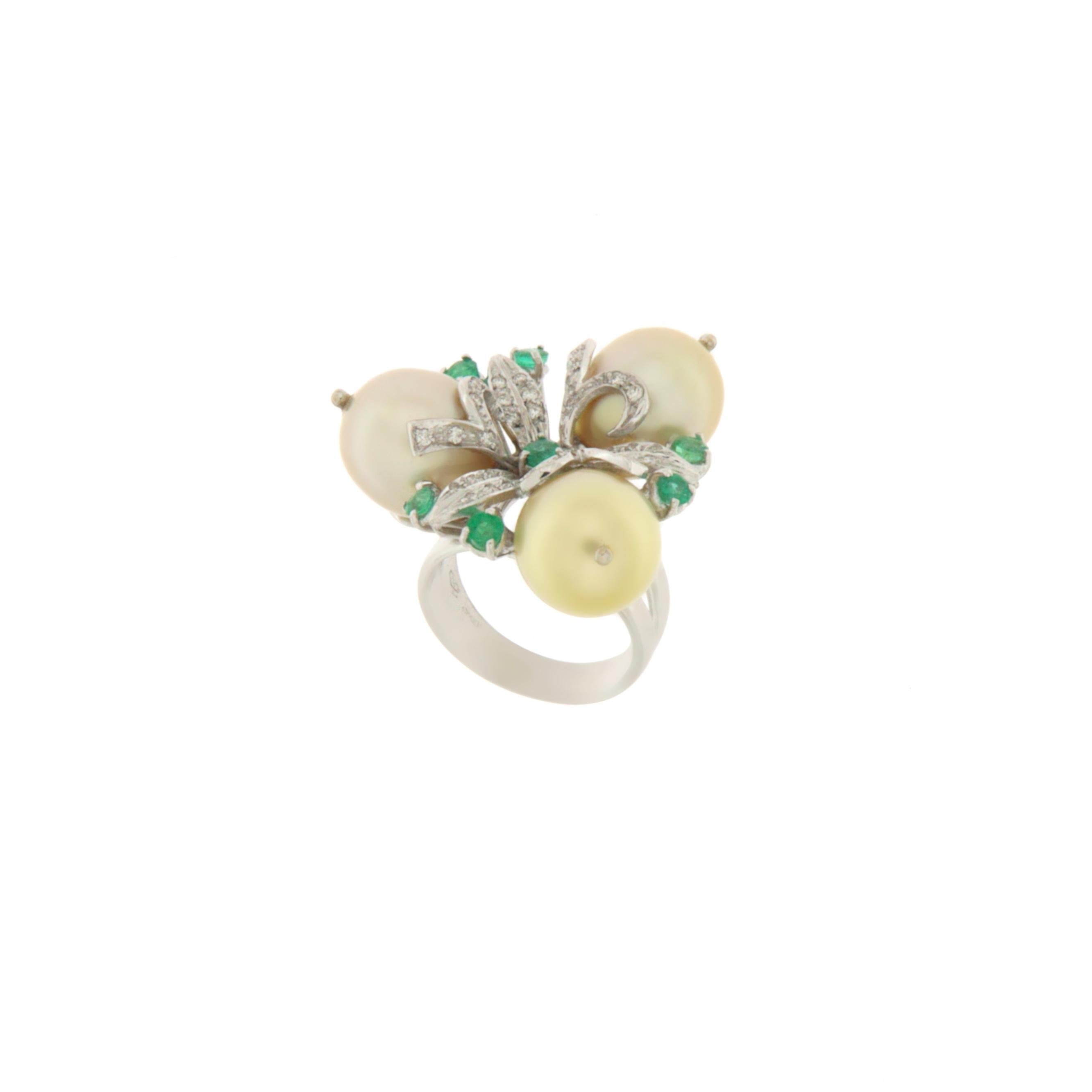 Pearls Diamonds Emeralds 18 Karat White Gold Cocktail Ring In New Condition For Sale In Marcianise, IT